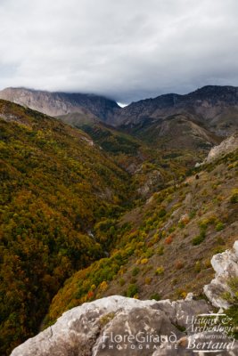 Le site étant relativement isolé, la mission est coupée du monde pendant trois semaines, sans réseau, etc.