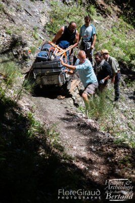 Le transport du matériel de fouille est toute une aventure, seuls des sentiers permettent d'accéder au site (vive la brouette motorisée !)