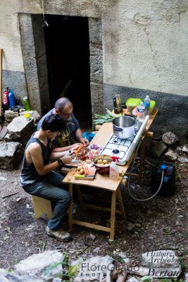 Toute la nourriture est apportée sur le site à dos d'homme, et cuisiné sur place, devant la chapelle Bertaud