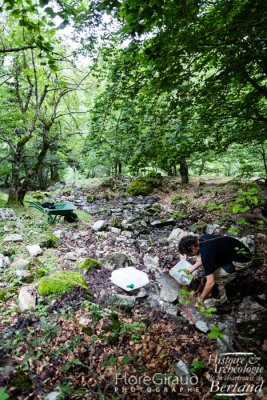 Il n'y a pas d'eau potable sur le site, tous les deux jours une petite expédition rejoint une source aménagée en amont