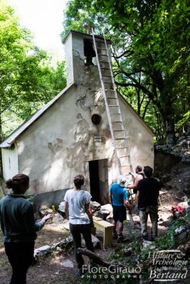 La cloche de la chapelle, qui bat le rappel des troupes, a lÃ¢ché. L'équipe de fouille improvise une réparation