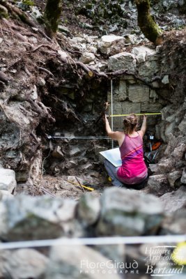 Les sondages mettent au jour des aménagements médiévaux qu'il faut ensuite documenter et dessiner