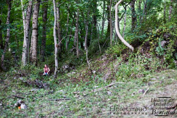 La végétation a repris ses droits sur les vestiges qu'on devine au relief tourmenté, à quelques murs épars