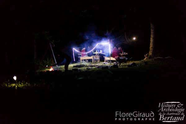 Un petit panneau solaire permet de recharger le matériel nécessaire à la fouille, et de s'éclairer à la LED la nuit venue