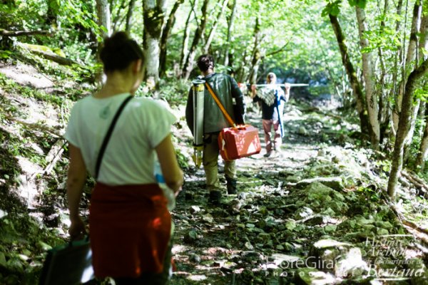 Pour documenter le contexte archéologique les prospections se font équipés pour photographier, topographier, etc.